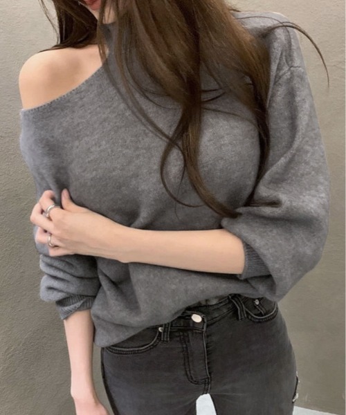 kirakiraShop(キラキラショップ)の「さりげない肌見せで、大人の抜け感を。ワンオフショルダー カットアウト ニット(ニット/セーター・レディース・ブラック/ホワイト/グレー・FREE)」の1枚目の写真