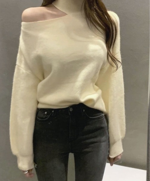 kirakiraShop(キラキラショップ)の「さりげない肌見せで、大人の抜け感を。ワンオフショルダー カットアウト ニット(ニット/セーター・レディース・ブラック/ホワイト/グレー・FREE)」の2枚目の写真