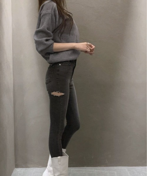 kirakiraShop(キラキラショップ)の「さりげない肌見せで、大人の抜け感を。ワンオフショルダー カットアウト ニット(ニット/セーター・レディース・ブラック/ホワイト/グレー・FREE)」の5枚目の写真