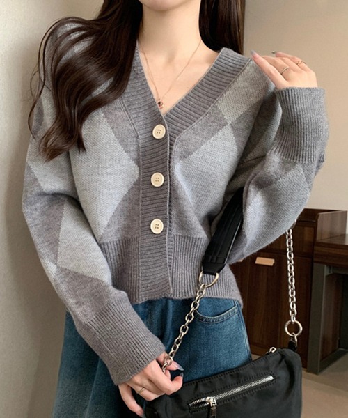 DAY CLOSET（デイ クローゼット）の「【ドラマ衣装提供/小顔見せVネック】長袖ショート丈ダイヤ柄ニットカーディガン レディース（カーディガン/ボレロ・レディース・グレー/ブラウン/グリーン・FREE）」の2枚目の写真
