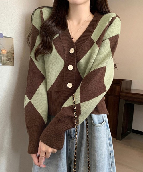DAY CLOSET（デイ クローゼット）の「【ドラマ衣装提供/小顔見せVネック】長袖ショート丈ダイヤ柄ニットカーディガン レディース（カーディガン/ボレロ・レディース・グレー/ブラウン/グリーン・FREE）」の16枚目の写真