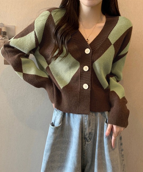 DAY CLOSET（デイ クローゼット）の「【ドラマ衣装提供/小顔見せVネック】長袖ショート丈ダイヤ柄ニットカーディガン レディース（カーディガン/ボレロ・レディース・グレー/ブラウン/グリーン・FREE）」の11枚目の写真