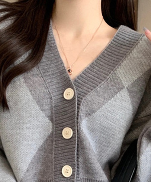 DAY CLOSET（デイ クローゼット）の「【ドラマ衣装提供/小顔見せVネック】長袖ショート丈ダイヤ柄ニットカーディガン レディース（カーディガン/ボレロ・レディース・グレー/ブラウン/グリーン・FREE）」の10枚目の写真