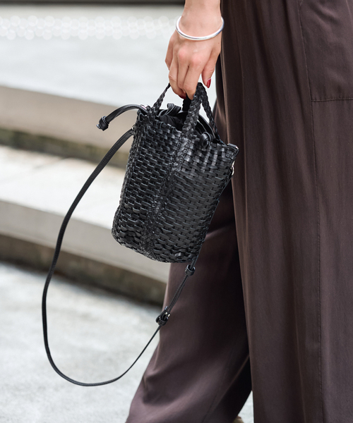 FRAMeWORK（フレームワーク）の「THE BAGMATI/ ザバグマティ 別注SHOULDER付きleather編みバッグ（ハンドバッグ・レディース・ブラウン/ブラック・FREE）」の2枚目の写真