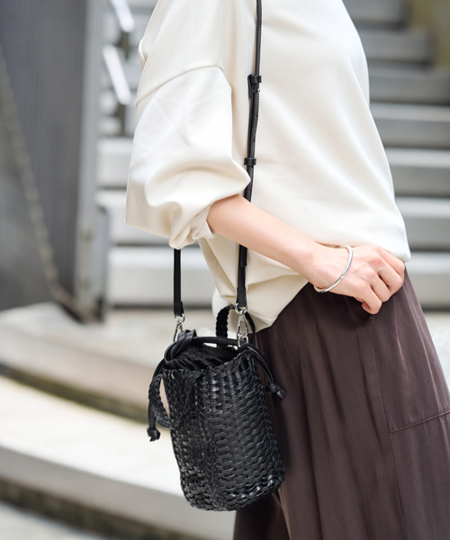 FRAMeWORK（フレームワーク）の「THE BAGMATI/ ザバグマティ 別注SHOULDER付きleather編みバッグ（ハンドバッグ・レディース・ブラウン/ブラック・FREE）」の4枚目の写真