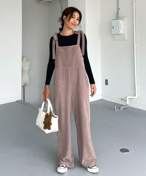 CHERI since1985(シェリ)の「肩紐リボンベロアサロペットパンツ(サロペット/オーバーオール・レディース・ブラック/ベージュ・FREE)」の3枚目の写真
