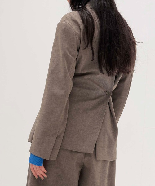 DRESSLAVE(ドレスレイブ)の「playful asymmetric blazer(変形アシンメトリージャケット)(テーラードジャケット・レディース・ライトブラウン/ブラック・38)」の2枚目の写真