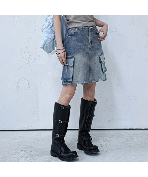 AVANDRESS（アバンドレス ）の「Harper Tassel Denim Short Skirt - 2COL（スカート・レディース・ブルー/ブラウン・SMALL/MEDIUM/LARGE）」の2枚目の写真