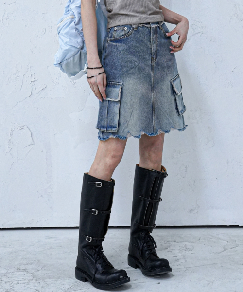 AVANDRESS（アバンドレス ）の「Harper Tassel Denim Short Skirt - 2COL（スカート・レディース・ブルー/ブラウン・SMALL/MEDIUM/LARGE）」の3枚目の写真