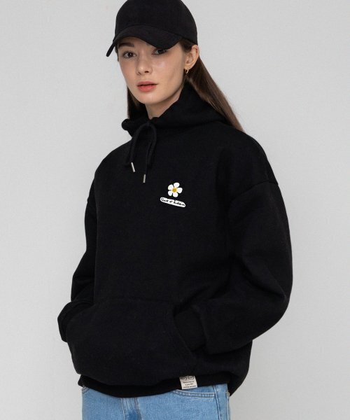 GRAVER（グレーバー）の「[UNISEX]フラワーボードスマイルフードパーカー_ブラック（パーカー・レディース・ブラック・SMALL/MEDIUM/LARGE）」の2枚目の写真