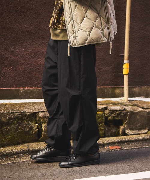 niko and...(ニコアンド)の「トレーニングオーバーパンツ(その他パンツ・メンズ・ブラック/ライトグレー/ベージュ・LARGE/MEDIUM)」の1枚目の写真