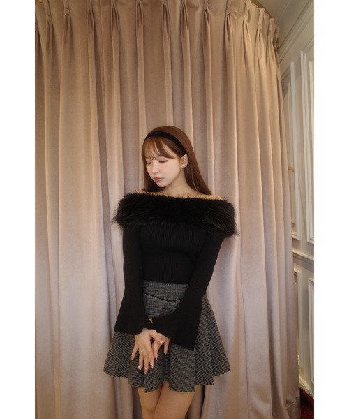 MISTREASS(ミストレアス)の「Fur Off Shoulder Knit Top(ニット/セーター・レディース・オフホワイト/ブラック・FREE)」の2枚目の写真