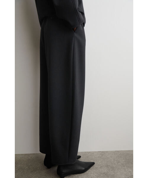 COS(コス)の「バレルレッグトラウザーズ(その他パンツ・レディース・チャコール・36/32/34/42/40/38)」の4枚目の写真