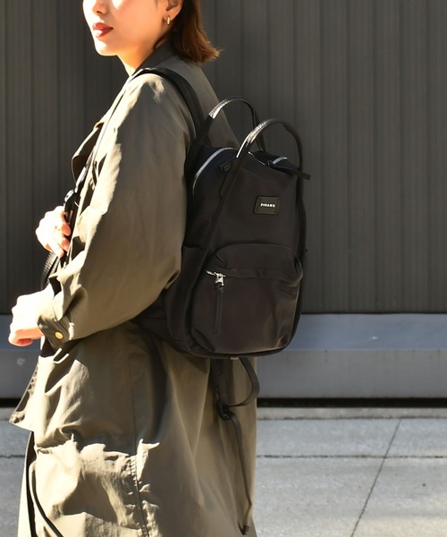 LAZY SUSAN（レイジースーザン）の「リュックフィラノハッスイナイロンＡ４０３２１６（バックパック/リュック・レディース・ブラック/グレー・FREE）」の3枚目の写真