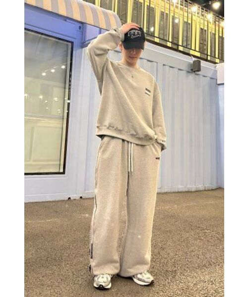 MICHIKO LONDON（ミチコ ロンドン）の「シグネチャーバックロゴスウェットグレー_ユニセックス（スウェット・レディース・その他・LARGE/SMALL）」の9枚目の写真