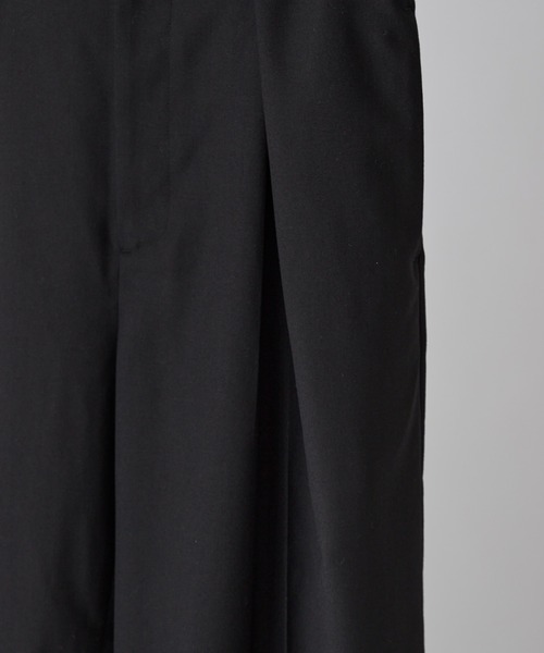 Lui's(ルイス)の「【Neucon】CROSS TUCK CENTER PRESS WIDE SLACKS / クロスタックセンタープレスワイドスラックス / セットアップ対応(スラックス・メンズ・グレー/ブラック・1/2)」の16枚目の写真