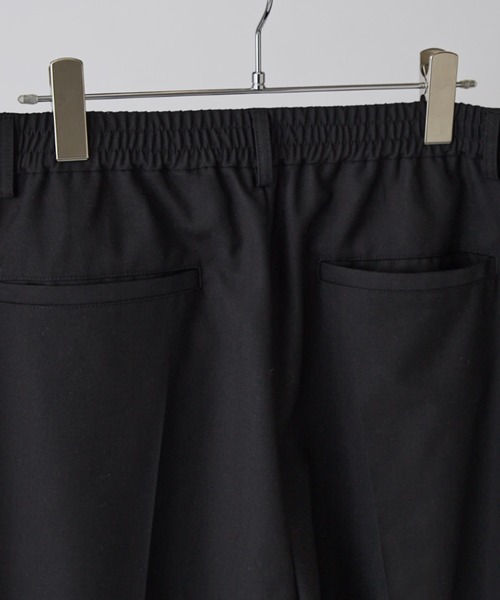 Lui's(ルイス)の「【Neucon】CROSS TUCK CENTER PRESS WIDE SLACKS / クロスタックセンタープレスワイドスラックス / セットアップ対応(スラックス・メンズ・グレー/ブラック・1/2)」の18枚目の写真