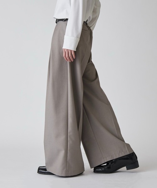 Lui's（ルイス）の「【Neucon】CROSS TUCK CENTER PRESS WIDE SLACKS  / クロスタックセンタープレスワイドスラックス / セットアップ対応（スラックス・メンズ・グレー/ブラック・1/2）」の17枚目の写真