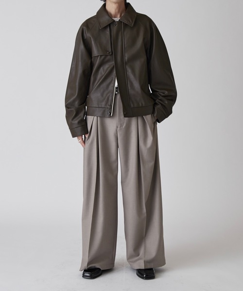 Lui's（ルイス）の「【Neucon】CROSS TUCK CENTER PRESS WIDE SLACKS  / クロスタックセンタープレスワイドスラックス / セットアップ対応（スラックス・メンズ・グレー/ブラック・1/2）」の6枚目の写真