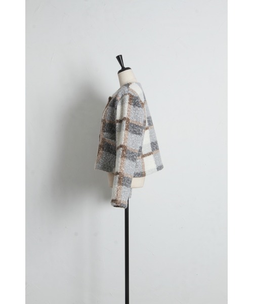 tocco closet（トッコ　クローゼット）の「【ZOZO限定】チェックボアノーカラーショートコート（ノーカラーコート・レディース・グレー/ピンク/モカ・M）」の4枚目の写真
