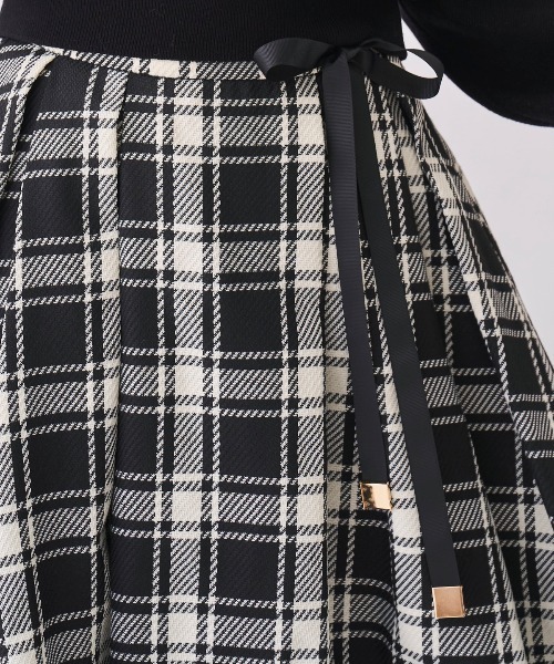 SWINGLE（スウィングル）の「リボンベルト付きチェックフレアスカート（スカート・レディース・ホワイト系その他6/ブラック系その他5・SMALL/MEDIUM）」の8枚目の写真
