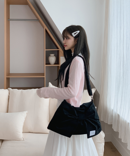 ATIL STUDIO（アチルスタジオ）の「コーデュロイデュイリボンホーボーショルダー＆クロスバッグ _ [ブラック]（ショルダーバッグ・レディース・その他・FREE）」の4枚目の写真