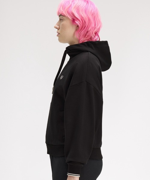 FRED PERRY(フレッドペリー)の「Tipped Hooded Sweatshirt/ティップラインフードスウェットシャツ(スウェット・レディース・ベージュ/ブラック・10)」の16枚目の写真