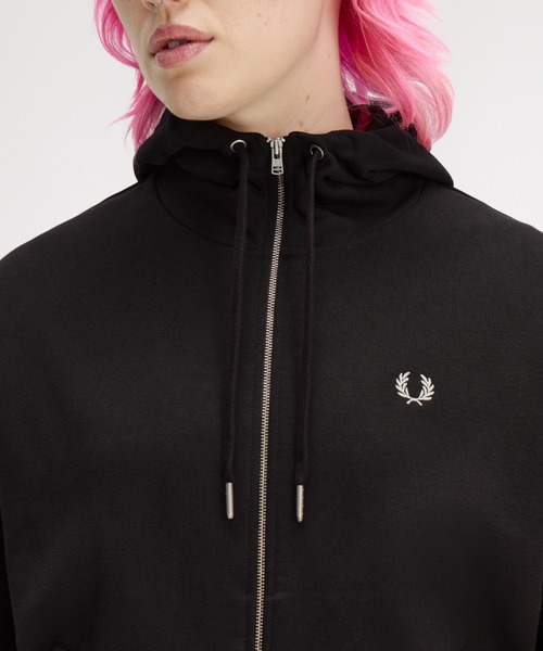 FRED PERRY(フレッドペリー)の「Tipped Hooded Sweatshirt/ティップラインフードスウェットシャツ(スウェット・レディース・ベージュ/ブラック・10)」の13枚目の写真