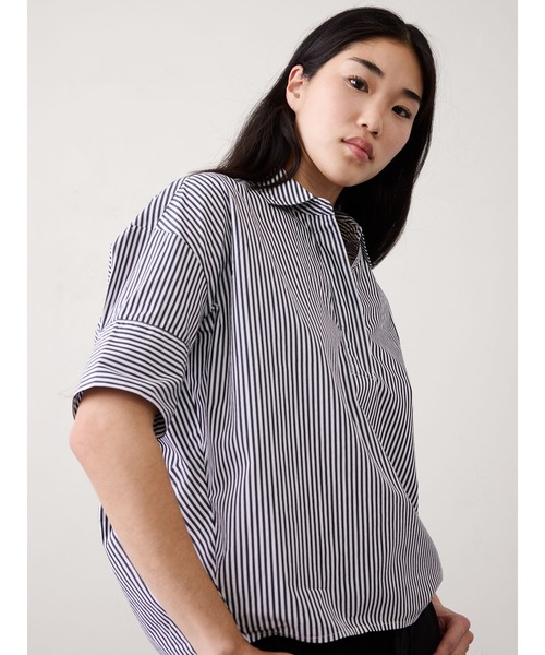 BANANA REPUBLIC FACTORY STORE(バナナリパブリック ファクトリーストア)の「BANANA REPUBLIC FACTORY STORE 日本限定 ドレーピー カラード プルオーバー ポプリンシャツ(シャツ/ブラウス・レディース・ホワイト/ホワイト×ネイビー・L/M/S/XS)」の2枚目の写真