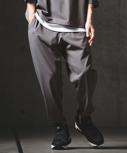 GLIMCLAP（グリムクラップ）の「mp14559-Airy Smooth Fabric Relaxed Fit Joggers ジョガーパンツ(201-029-gls-cg)（その他パンツ・メンズ・ブラック/ベージュ/チャコール・L/M/S）」の2枚目の写真