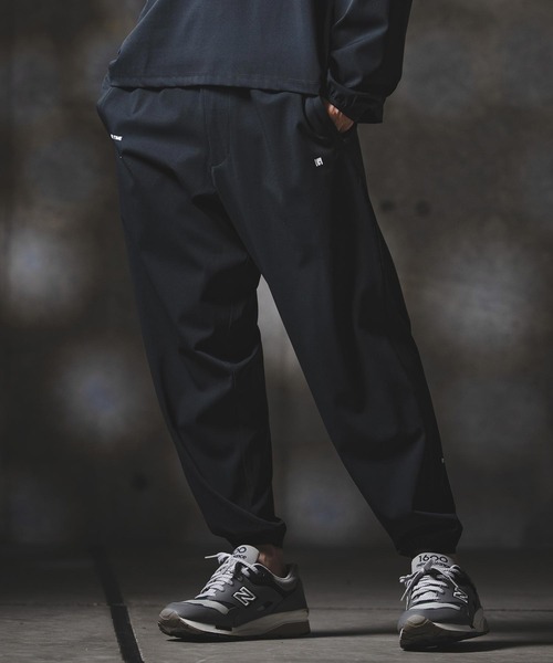 GLIMCLAP（グリムクラップ）の「mp14559-Airy Smooth Fabric Relaxed Fit Joggers ジョガーパンツ(201-029-gls-cg)（その他パンツ・メンズ・ブラック/ベージュ/チャコール・L/M/S）」の20枚目の写真