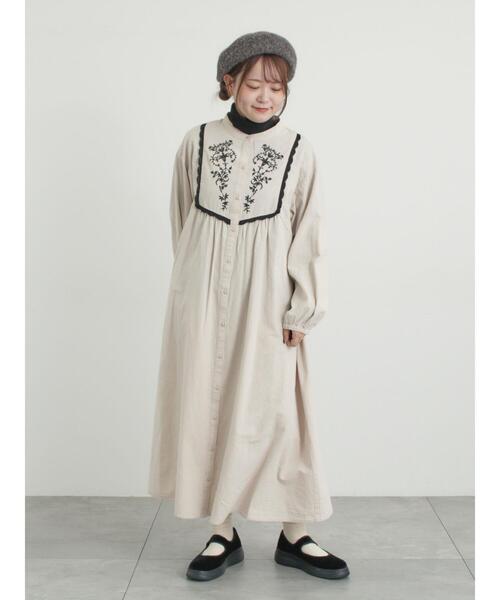 Samansa Mos2(サマンサ モスモス)の「【S/Mサイズ】切替配色刺繍ワンピース(ワンピース・レディース・モカ/ベージュ/ブラック・M/S)」の3枚目の写真