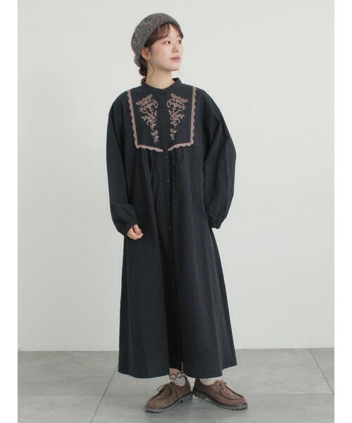 Samansa Mos2(サマンサ モスモス)の「【S/Mサイズ】切替配色刺繍ワンピース(ワンピース・レディース・モカ/ベージュ/ブラック・M/S)」の1枚目の写真