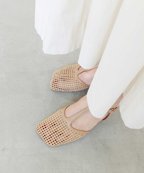 Daniella&GEMMA(ダニエラアンドジェマ)の「Tストラップメッシュサンダル(サンダル・レディース・ブラック/ベージュ・40/39/38/37/36)」の2枚目の写真