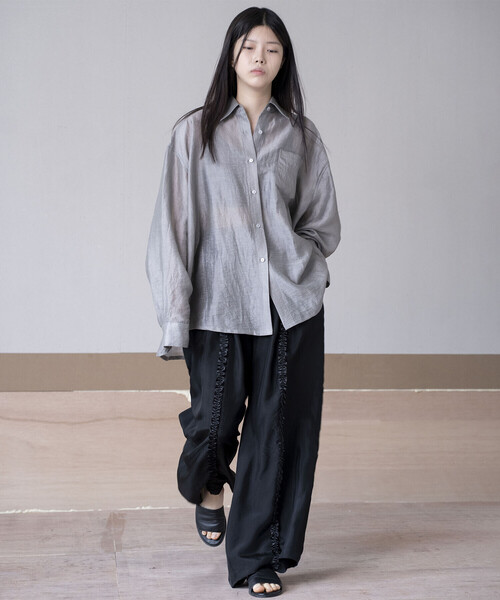 Bshop(ビショップ)の「eunoia | シアー オーバーサイズシャツ WOMEN(シャツ/ブラウス・レディース・グレー/ブラック・ONE)」の15枚目の写真
