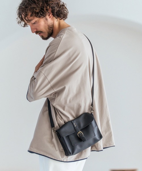 Magine(マージン)の「mko13478-Synthetic Leather Compact Flap Bag フラップバッグ(MGN-261-055)(ショルダーバッグ・メンズ・ブラック・FREE)」の1枚目の写真