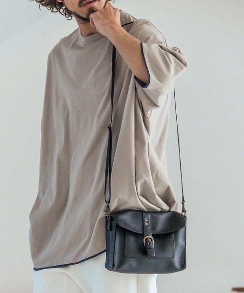 Magine(マージン)の「mko13478-Synthetic Leather Compact Flap Bag フラップバッグ(MGN-261-055)(ショルダーバッグ・メンズ・ブラック・FREE)」の2枚目の写真