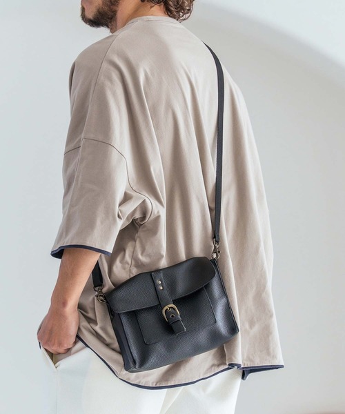 Magine(マージン)の「mko13478-Synthetic Leather Compact Flap Bag フラップバッグ(MGN-261-055)(ショルダーバッグ・メンズ・ブラック・FREE)」の3枚目の写真