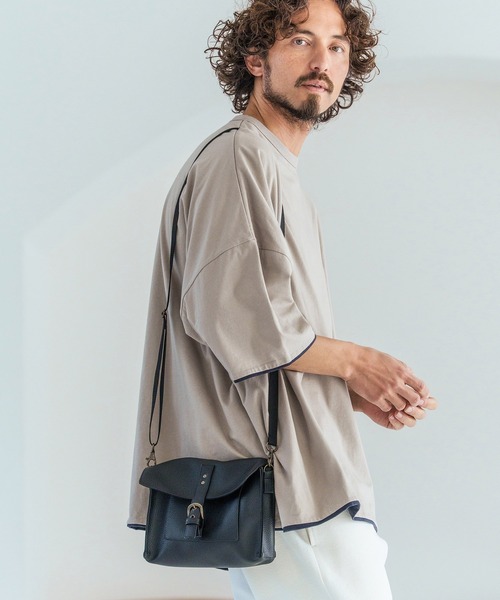 Magine(マージン)の「mko13478-Synthetic Leather Compact Flap Bag フラップバッグ(MGN-261-055)(ショルダーバッグ・メンズ・ブラック・FREE)」の4枚目の写真