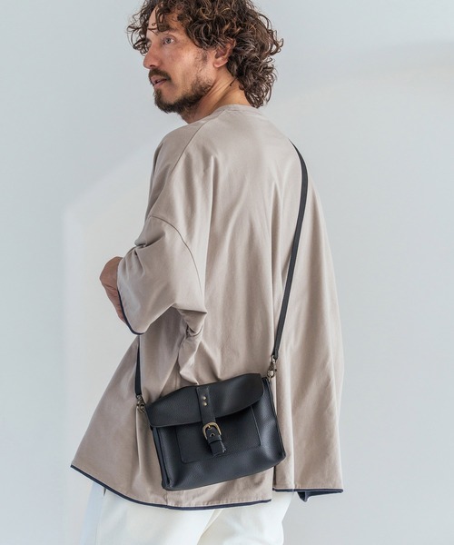 Magine(マージン)の「mko13478-Synthetic Leather Compact Flap Bag フラップバッグ(MGN-261-055)(ショルダーバッグ・メンズ・ブラック・FREE)」の5枚目の写真