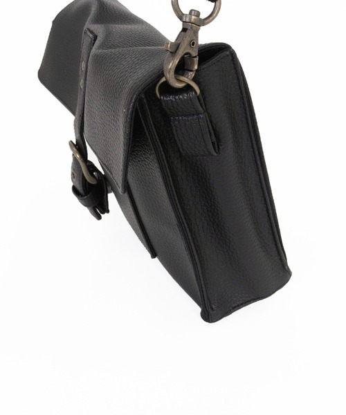 Magine(マージン)の「mko13478-Synthetic Leather Compact Flap Bag フラップバッグ(MGN-261-055)(ショルダーバッグ・メンズ・ブラック・FREE)」の13枚目の写真