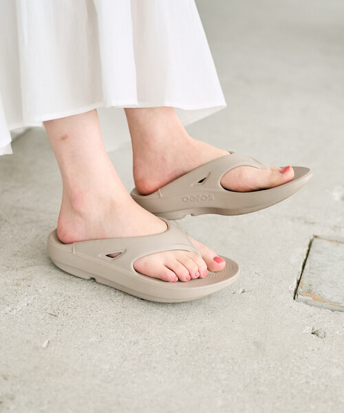 OOFOS（ウーフォス）の「OOFOS/ウーフォス Ooriginal/ウーオリジナル/トングサンダル/リカバリーサンダル[22.0cm～25.0cm展開]（サンダル・レディース・ブラック/グレー/ライトグレー/ピンク/サックスブルー/ベージュ・8/7/6/5）」の4枚目の写真
