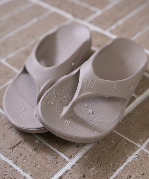 FREAK'S STORE（フリークスストア）の「OOFOS/ウーフォス Ooriginal/ウーオリジナル/トングサンダル/リカバリーサンダル[22.0cm～25.0cm展開]（サンダル・レディース・ブラック/グレー・8/7/6/5）」の3枚目の写真