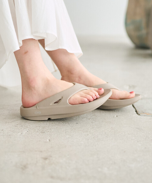 FREAK'S STORE（フリークスストア）の「OOFOS/ウーフォス Ooriginal/ウーオリジナル/トングサンダル/リカバリーサンダル[22.0cm～25.0cm展開]（サンダル・レディース・ブラック/グレー・8/7/6/5）」の5枚目の写真