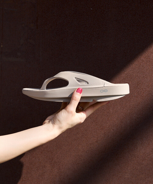 FREAK'S STORE（フリークスストア）の「OOFOS/ウーフォス Ooriginal/ウーオリジナル/トングサンダル/リカバリーサンダル[22.0cm～25.0cm展開]（サンダル・レディース・ブラック/グレー・8/7/6/5）」の12枚目の写真