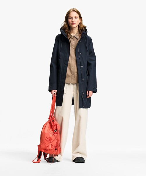 AIGLE(エーグル)の「GORE-TEX ゴアテックス 防風 防水 透湿 ロングフーデッドフィッシュテールジャケット(マウンテンパーカー・レディース・ダークネイビー/ライトブルー・38/40/36)」の13枚目の写真