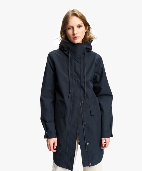 AIGLE(エーグル)の「GORE-TEX ゴアテックス 防風 防水 透湿 ロングフーデッドフィッシュテールジャケット(マウンテンパーカー・レディース・ダークネイビー/ライトブルー・38/40/36)」の12枚目の写真