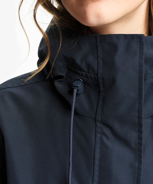 AIGLE(エーグル)の「GORE-TEX ゴアテックス 防風 防水 透湿 ロングフーデッドフィッシュテールジャケット(マウンテンパーカー・レディース・ダークネイビー/ライトブルー・38/40/36)」の10枚目の写真