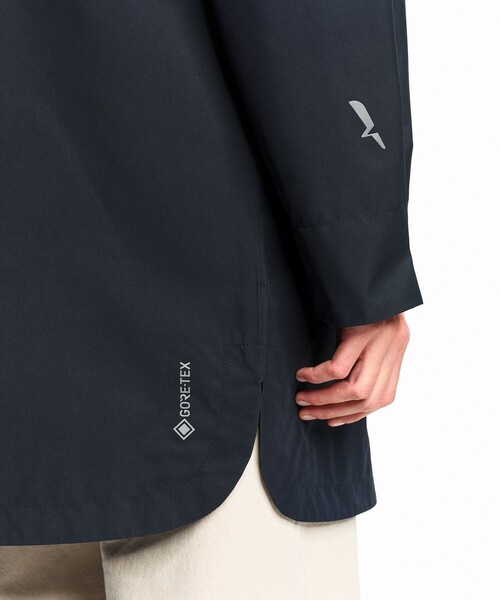 AIGLE(エーグル)の「GORE-TEX ゴアテックス 防風 防水 透湿 ロングフーデッドフィッシュテールジャケット(マウンテンパーカー・レディース・ダークネイビー/ライトブルー・38/40/36)」の9枚目の写真