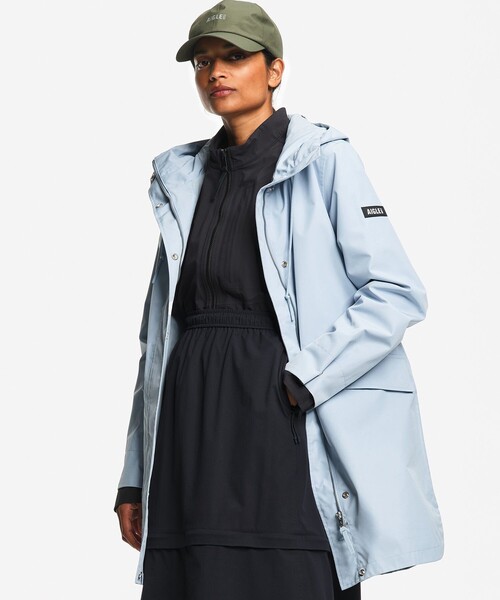 AIGLE(エーグル)の「GORE-TEX ゴアテックス 防風 防水 透湿 ロングフーデッドフィッシュテールジャケット(マウンテンパーカー・レディース・ダークネイビー/ライトブルー・38/40/36)」の7枚目の写真